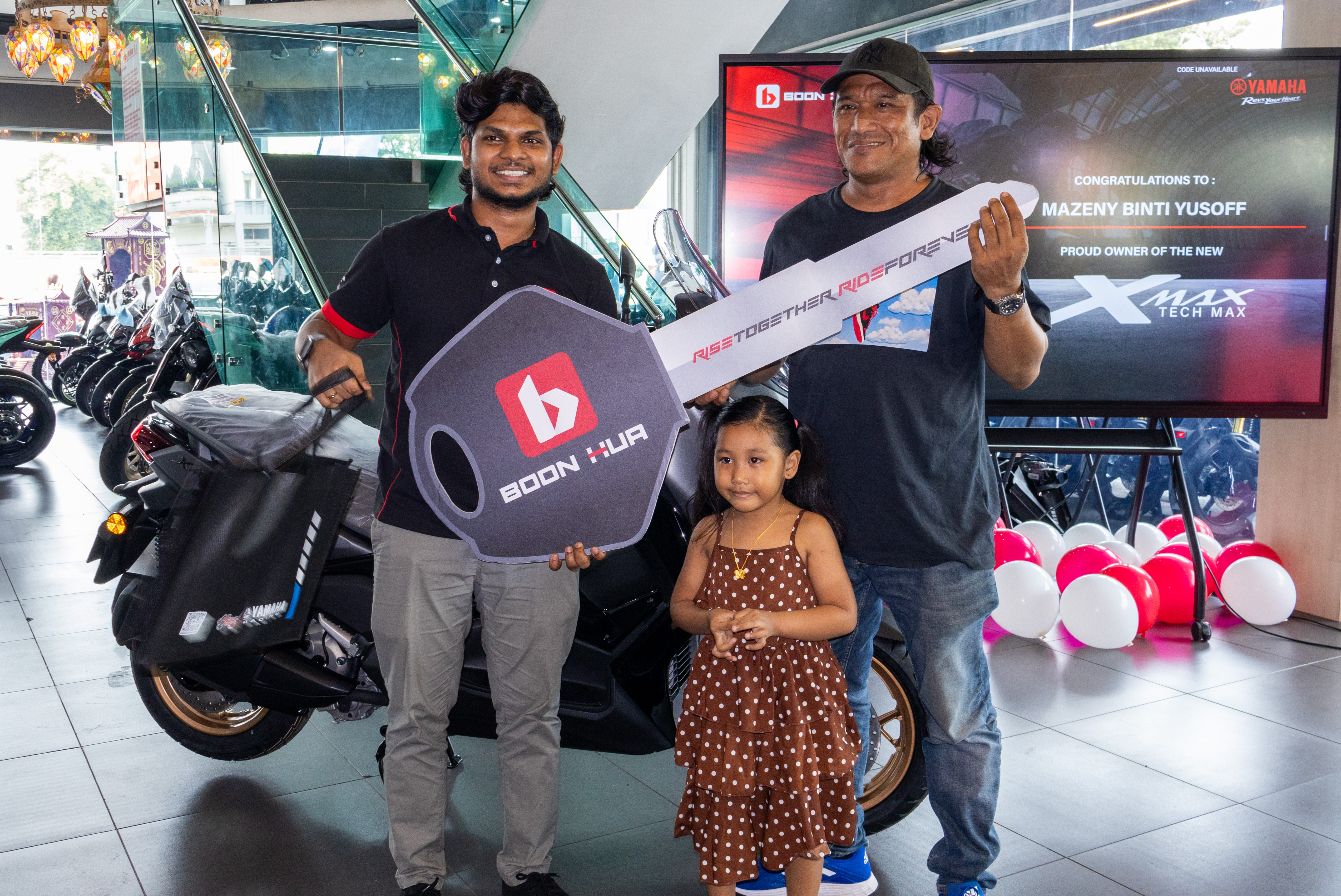 Penyerahan kunci simbolik Yamaha XMAX Tech MAX kepada pemilik baharu bersama pasukan Boon Hua Motor
