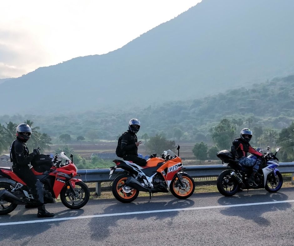 Penunggang motosikal membuat ujian pandu lepas tangan di tepi jalan lapang untuk menilai jajaran casis