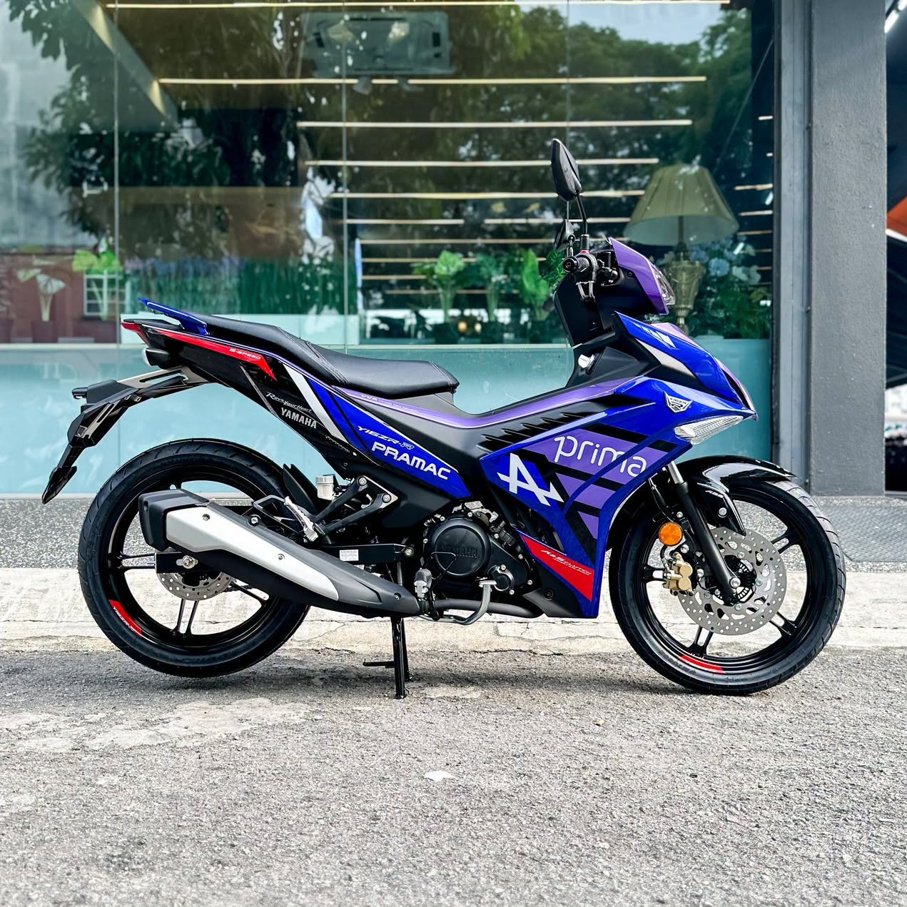 Yamaha Y16ZR-R Pramac Racing Replica — profil sisi livery biru-ungu MotoGP
