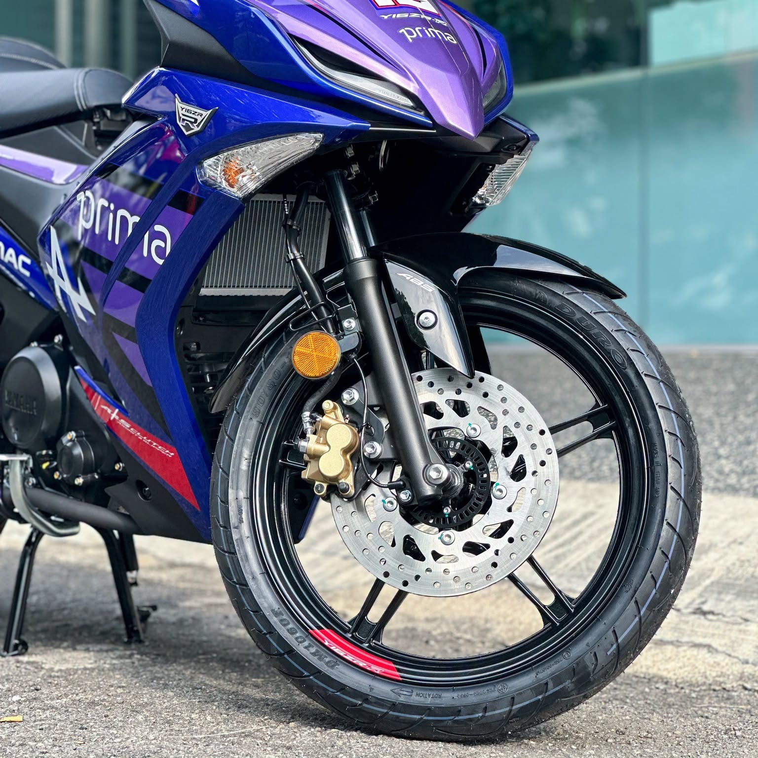 Yamaha Y16ZR-R Pramac Racing Replica — close-up hadapan dengan ABS dan gold caliper