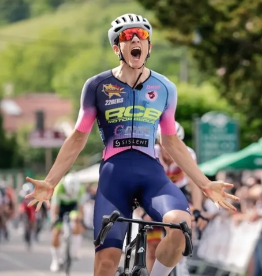 Ciclista celebrando victoria