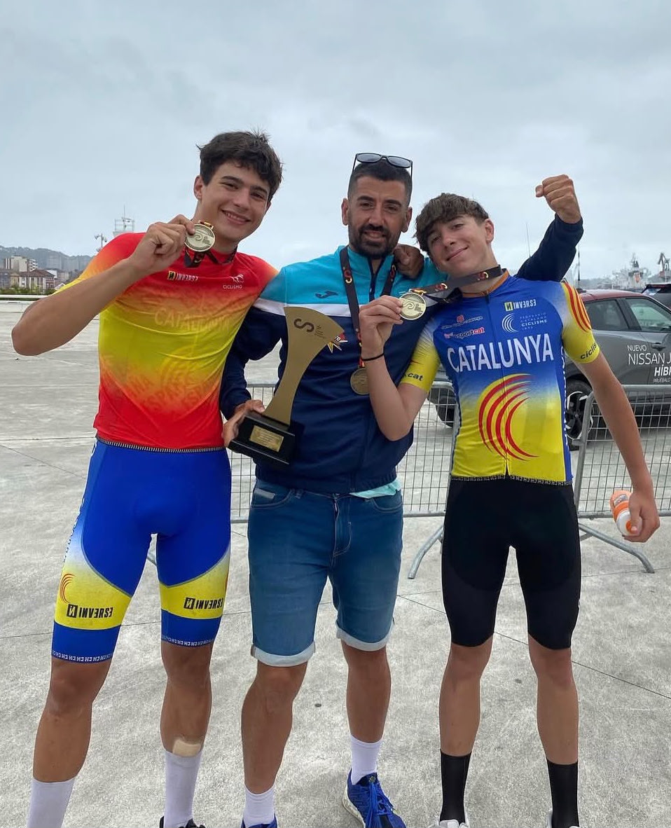 Podio con trofeo y medallas