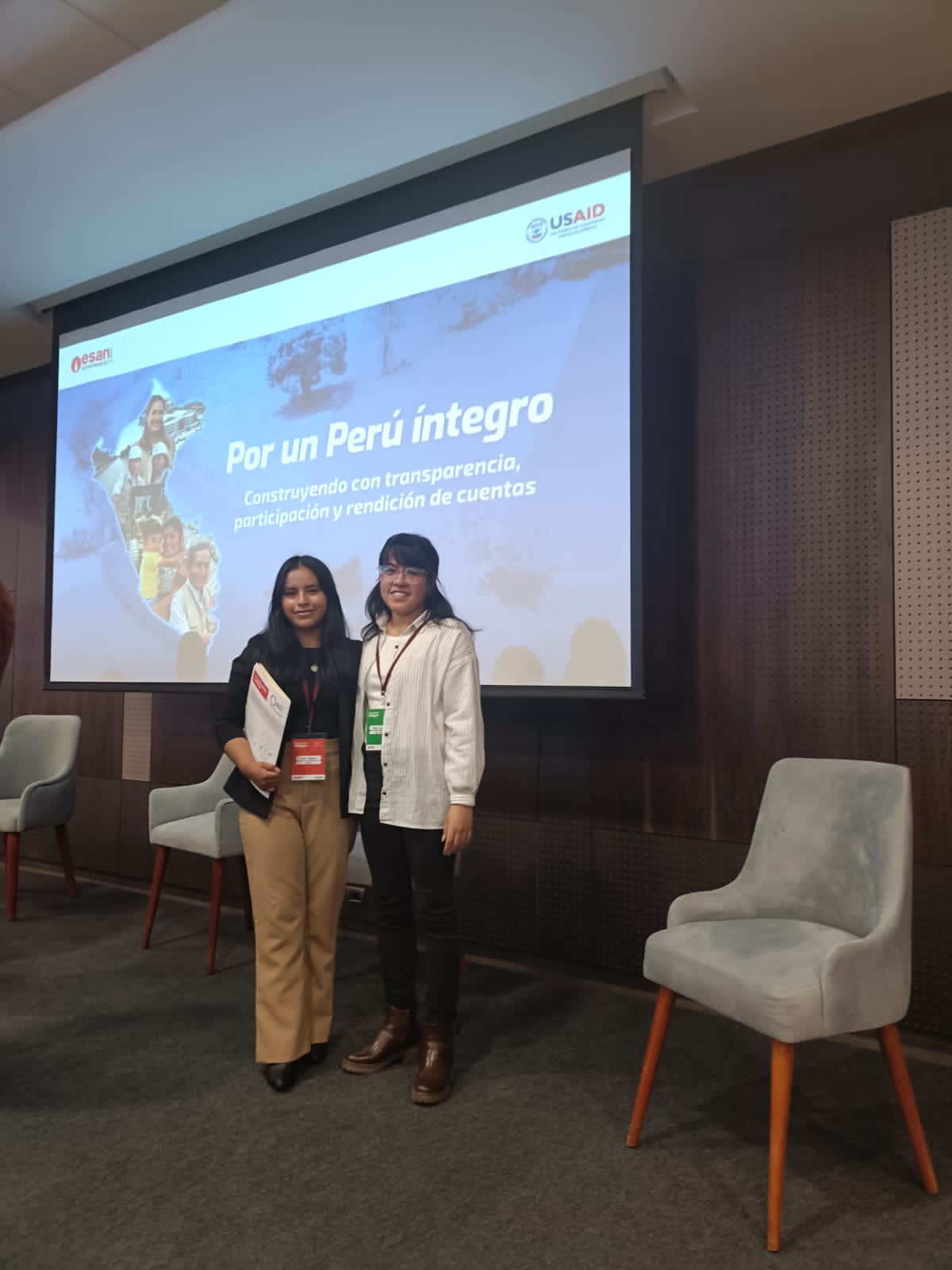 Voluntarias en evento por un Perú íntegro