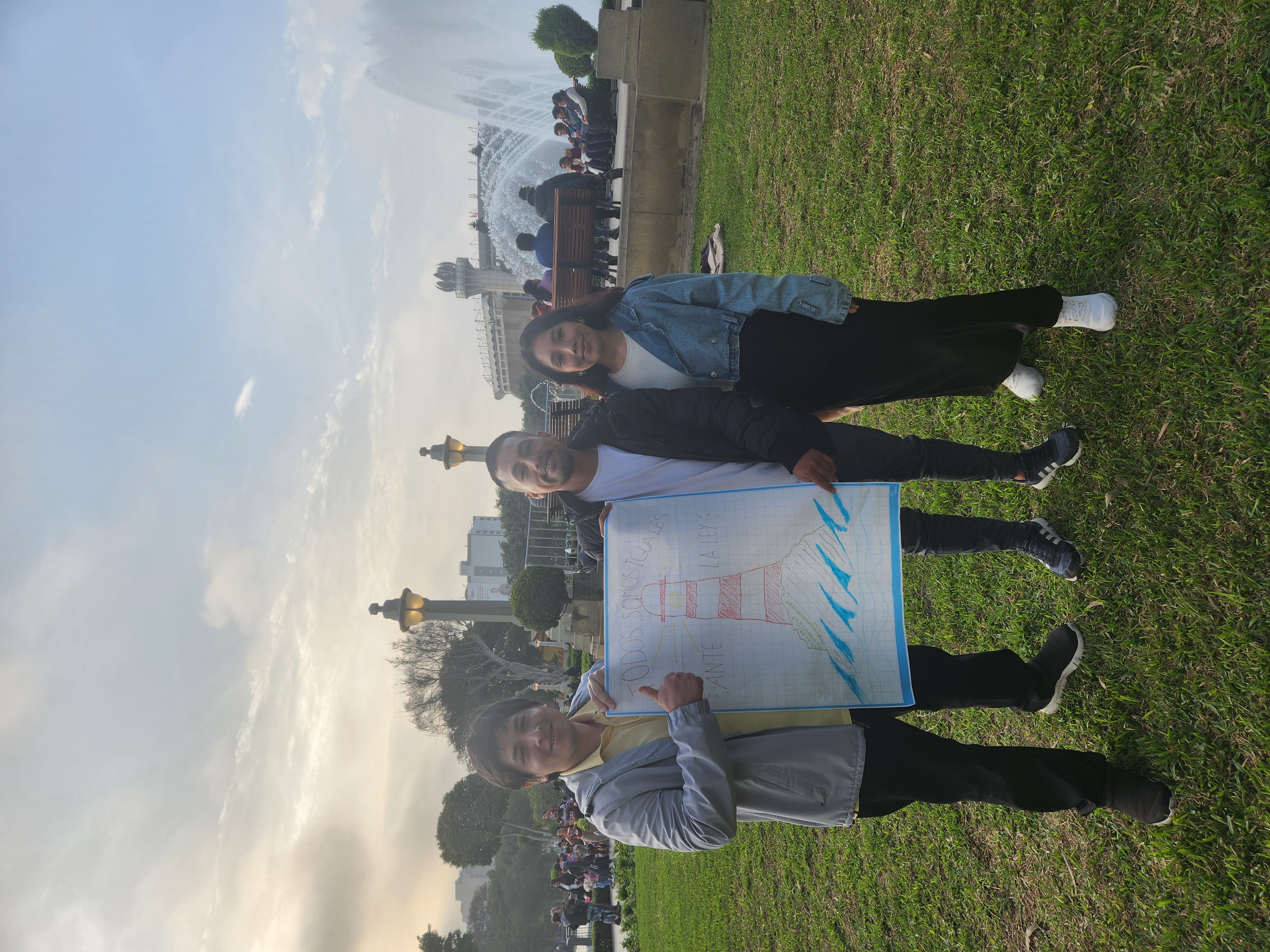 Voluntarios presentando su afiche sobre igualdad ante la ley