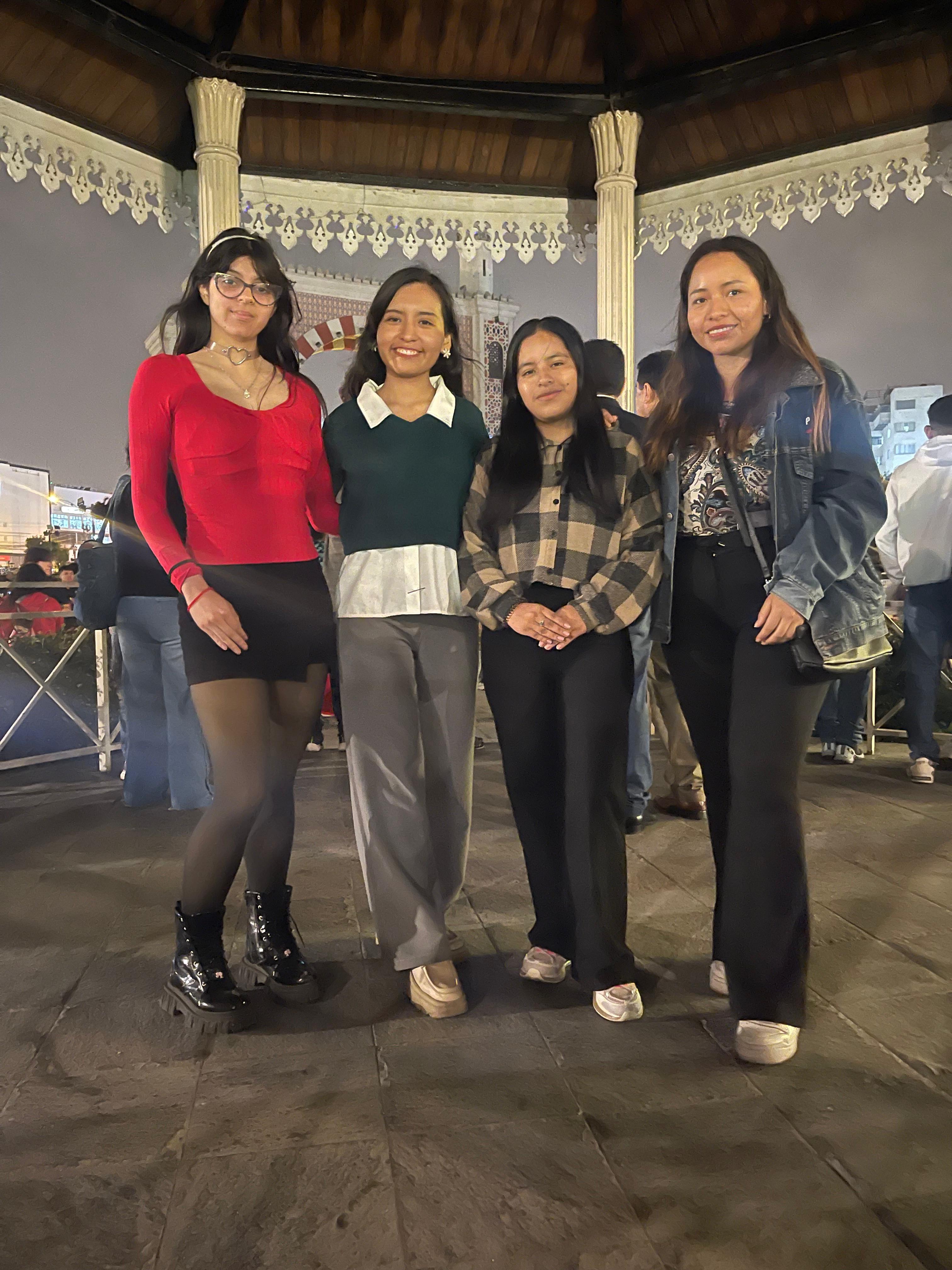 Voluntarias durante una actividad nocturna del programa