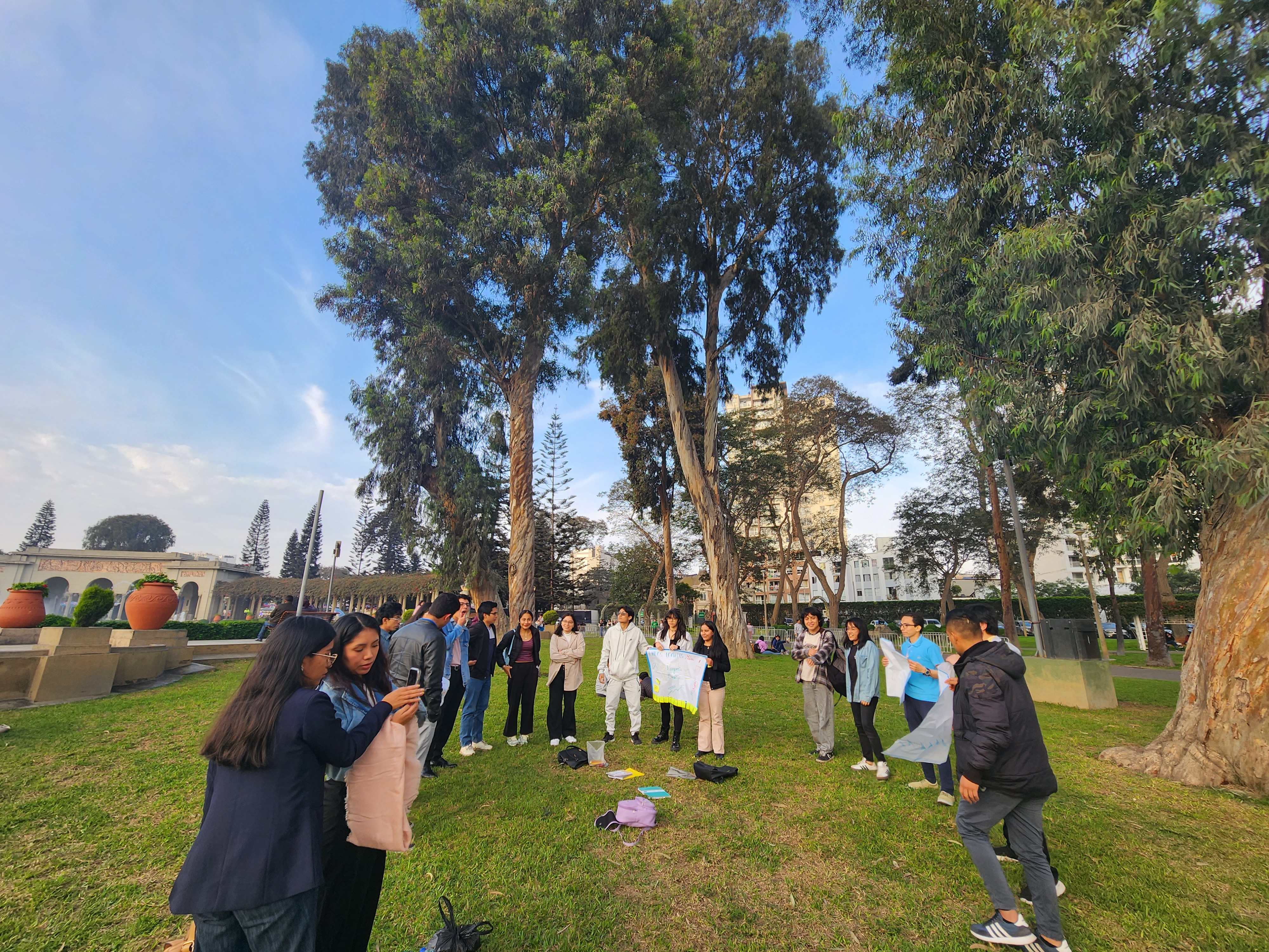 Taller al aire libre con voluntarios en el parque