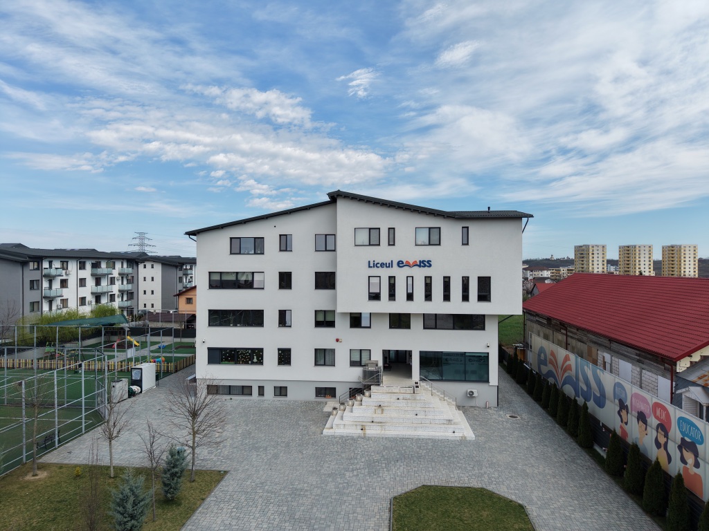 Curtea interioară campus EVISS Iași