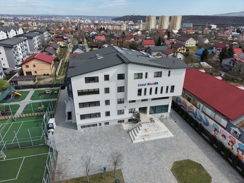 Clădirea Liceului Teoretic EVISS Iași — campus modern, școală privată Valea Adâncă