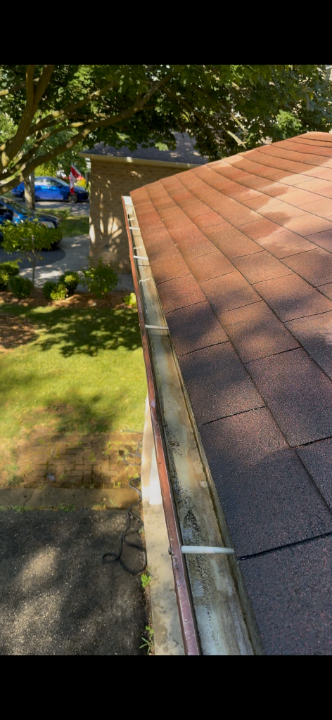 Professional gutter cleaning in Bradford, Newmarket & Aurora
