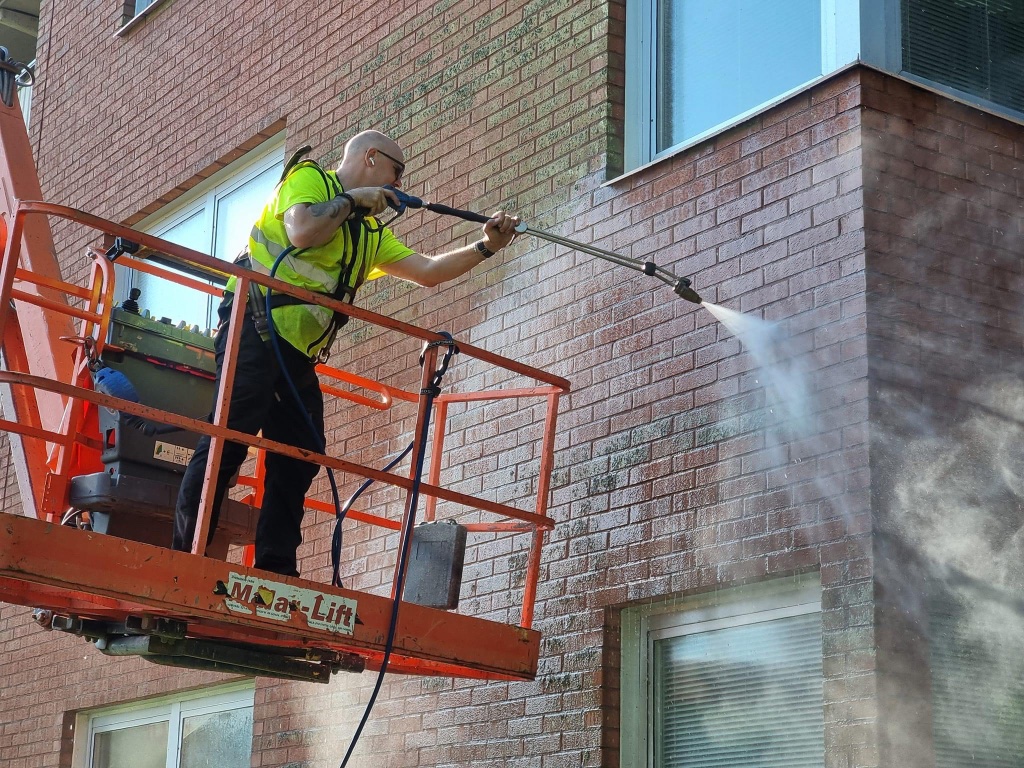Fasadtvätt - tegelfasad skylift