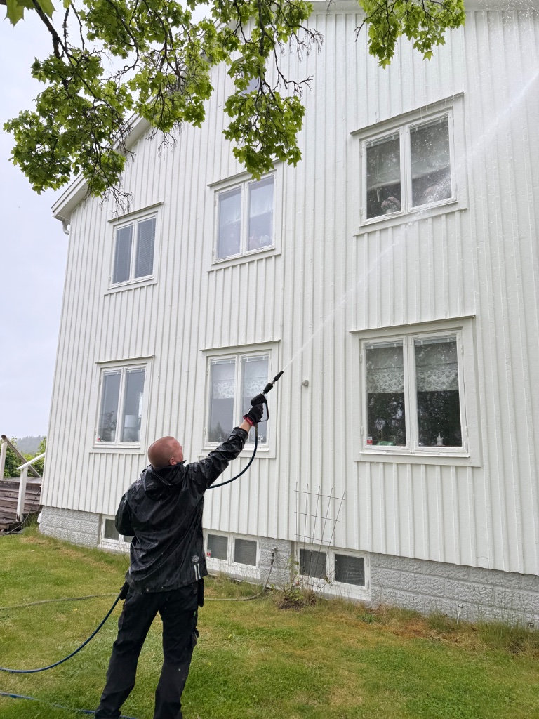 Fasadtvätt - vit träfasad