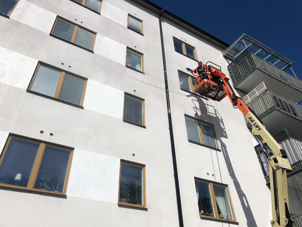 Fasadtvätt höghus med skylift