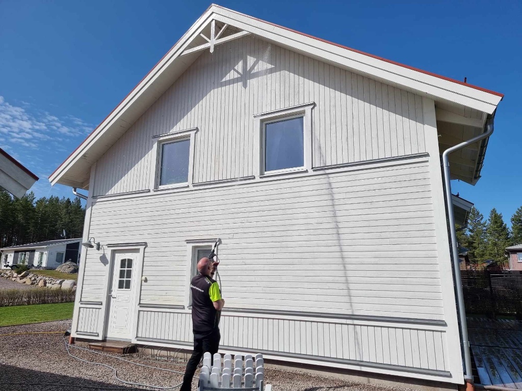 Fasadtvätt - vit villa softwash