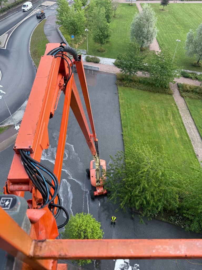 Fasadtvätt - vy uppifrån skylift