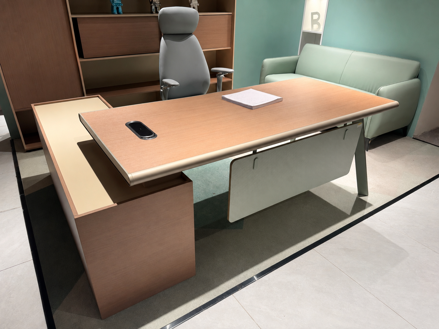 Averon Desk