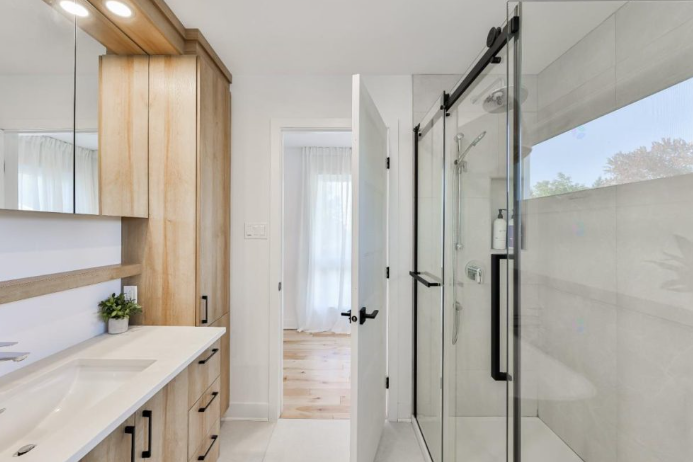 Salle de bain élégante deux tons