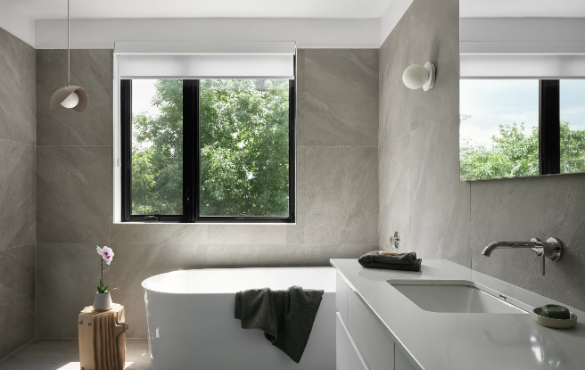 Salle de bain grise avec comptoir blanc