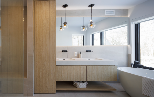 Salle de bain contemporaine avec îlot