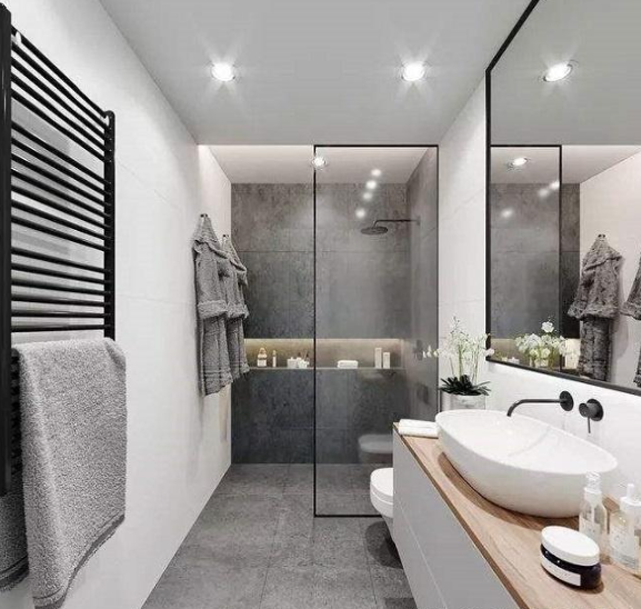 Salle de bain standard avec finitions bois
