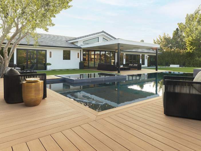 Terrasse avec pergola et parasols