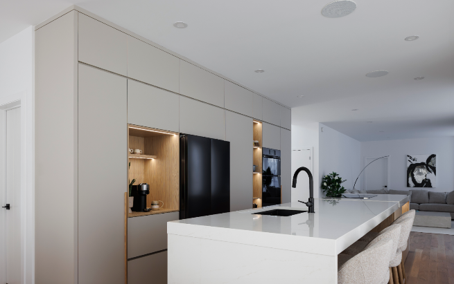 Cuisine moderne avec carrelage blanc