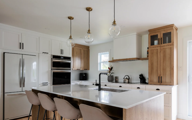 Cuisine ouverte sur salon bois et blanc