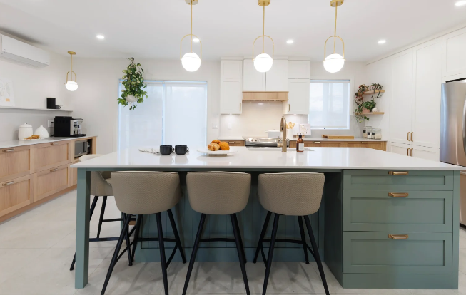Cuisine avec îlot et luminaires design
