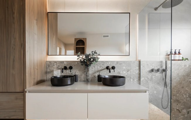 Salle de bain spacieuse avec baignoire ilot