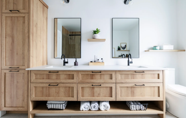Salle de bain ouverte avec finitions bois