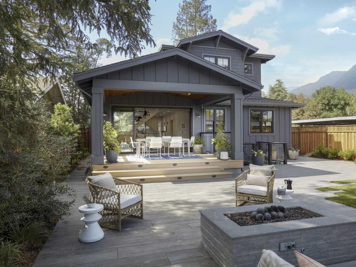 Patio contemporain avec foyer