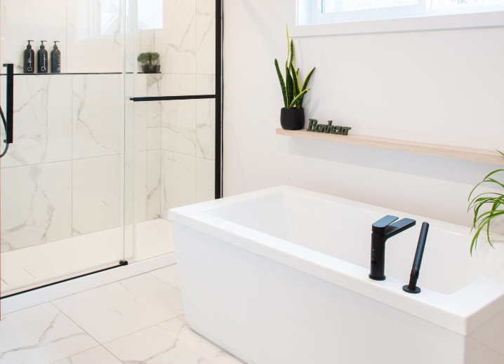 Salle de bain avec marbre blanc