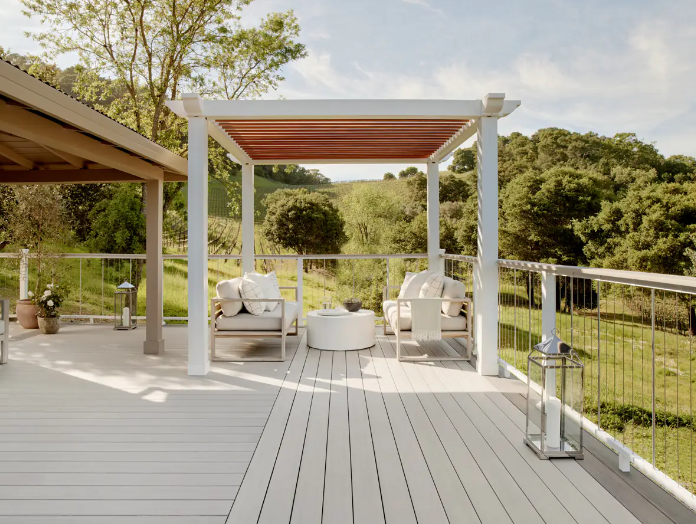 Patio avec pergola blanche