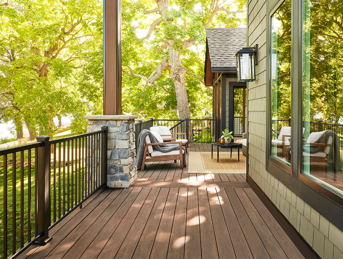 Terrasse surélevée avec garde-corps