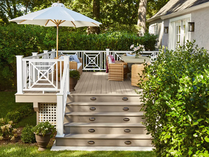 Terrasse avec garde-corps blanc