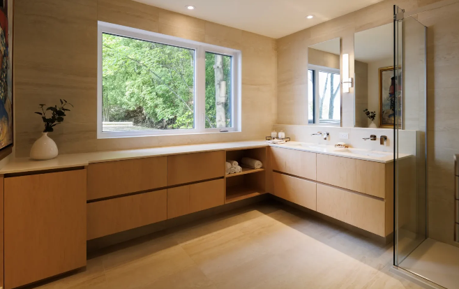 Salle de bain moderne avec bois naturel
