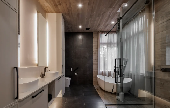 Salle de bain élégante avec finitions noires