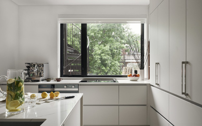 Cuisine minimaliste avec grande fenêtre