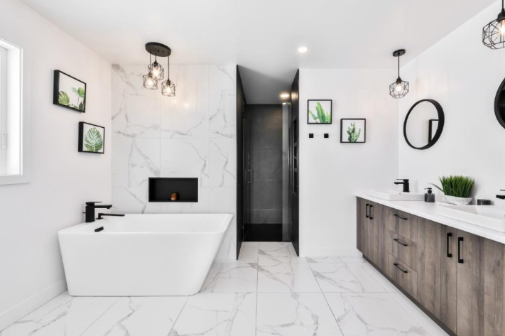 Salle de bain chic avec carrelage noir