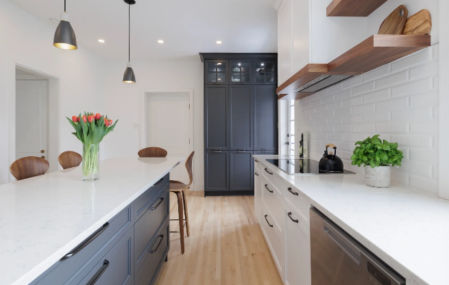 Cuisine moderne avec armoires blanches