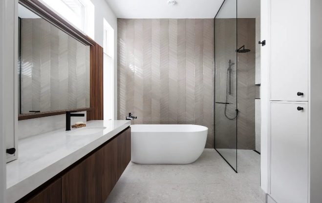 Salle de bain minimaliste avec baignoire