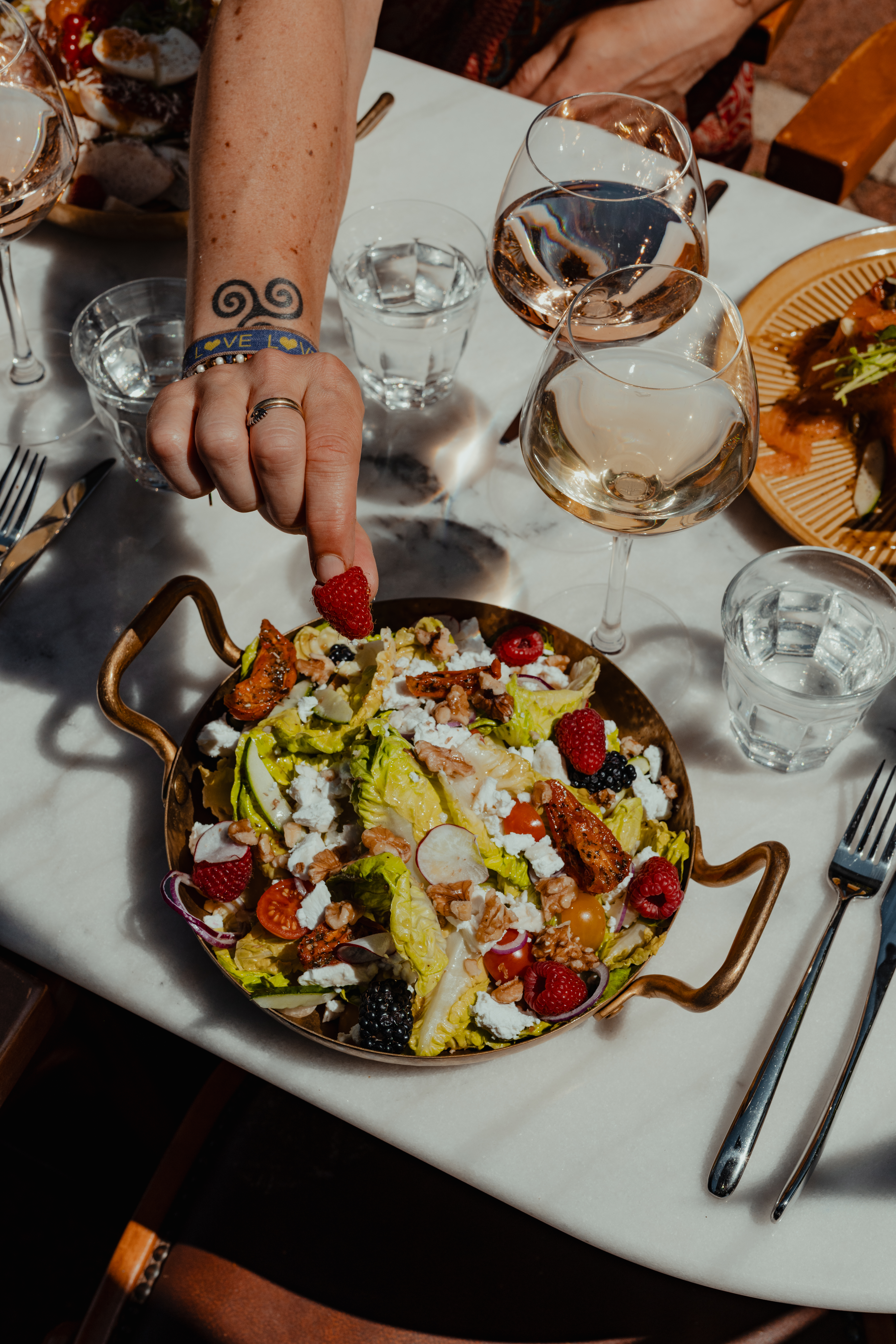 Salade met bessen, kaas en noten