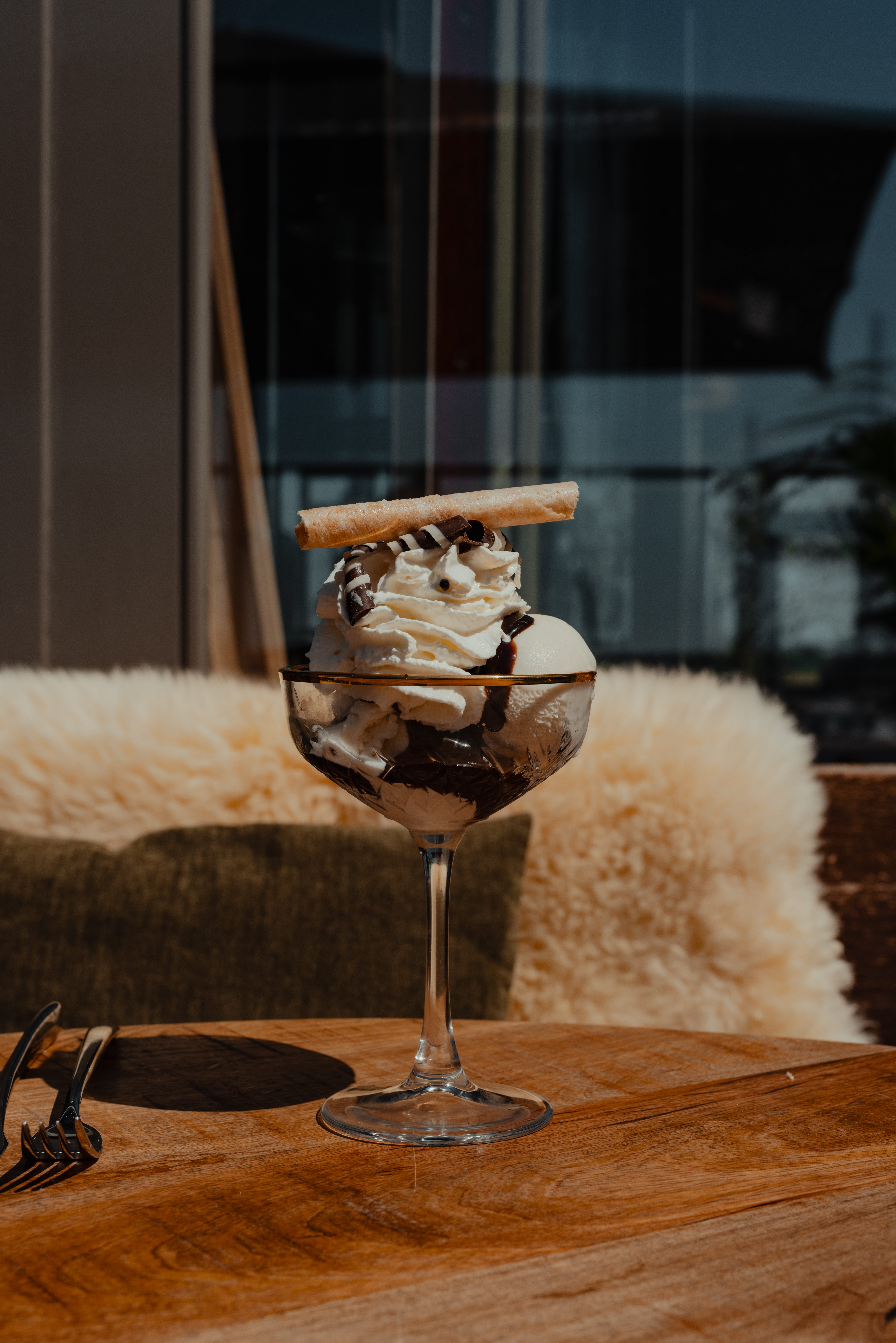 Ijsdessert met slagroom en chocolade