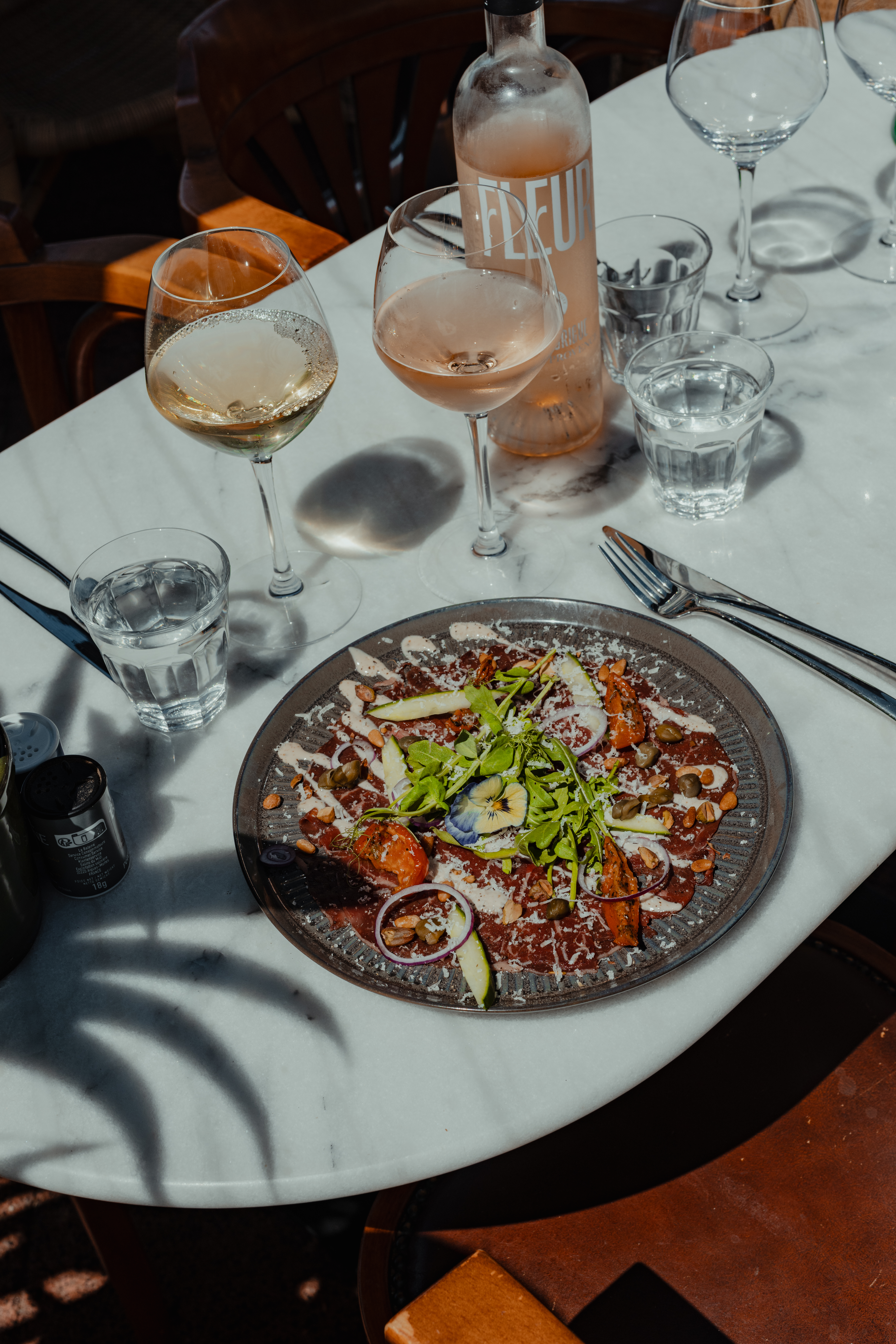 Carpaccio op de marmeren tafel