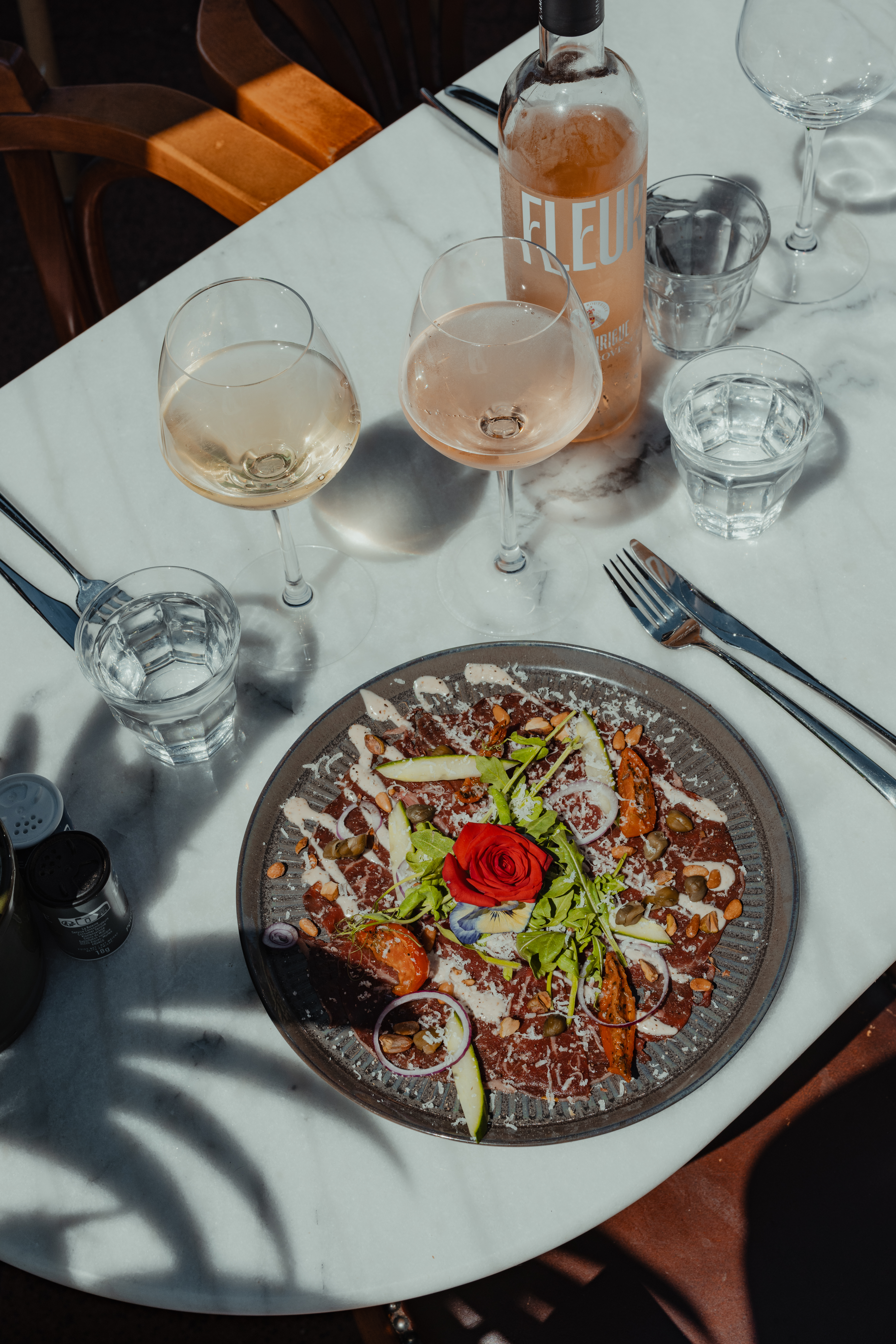 Carpaccio met tuinkruiden en parmezaan