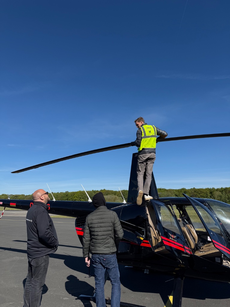 Rotorencheck auf dem Hubschrauber