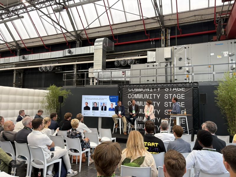 Panel zum Thema Zeitwende in der Industrie auf der Community Stage