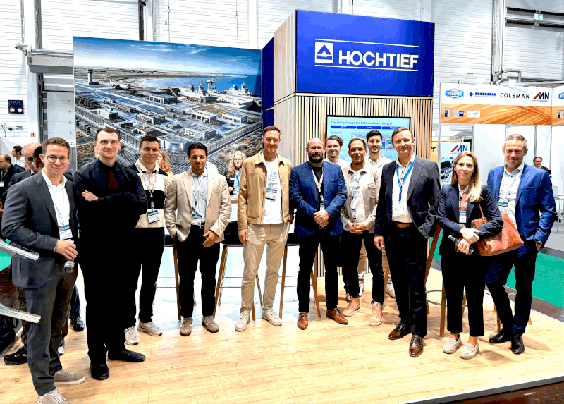 Gemeinsames Teamfoto am HOCHTIEF-Stand auf der EUDEX