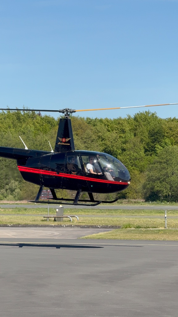 Helikopter im Schwebeflug über der Startbahn