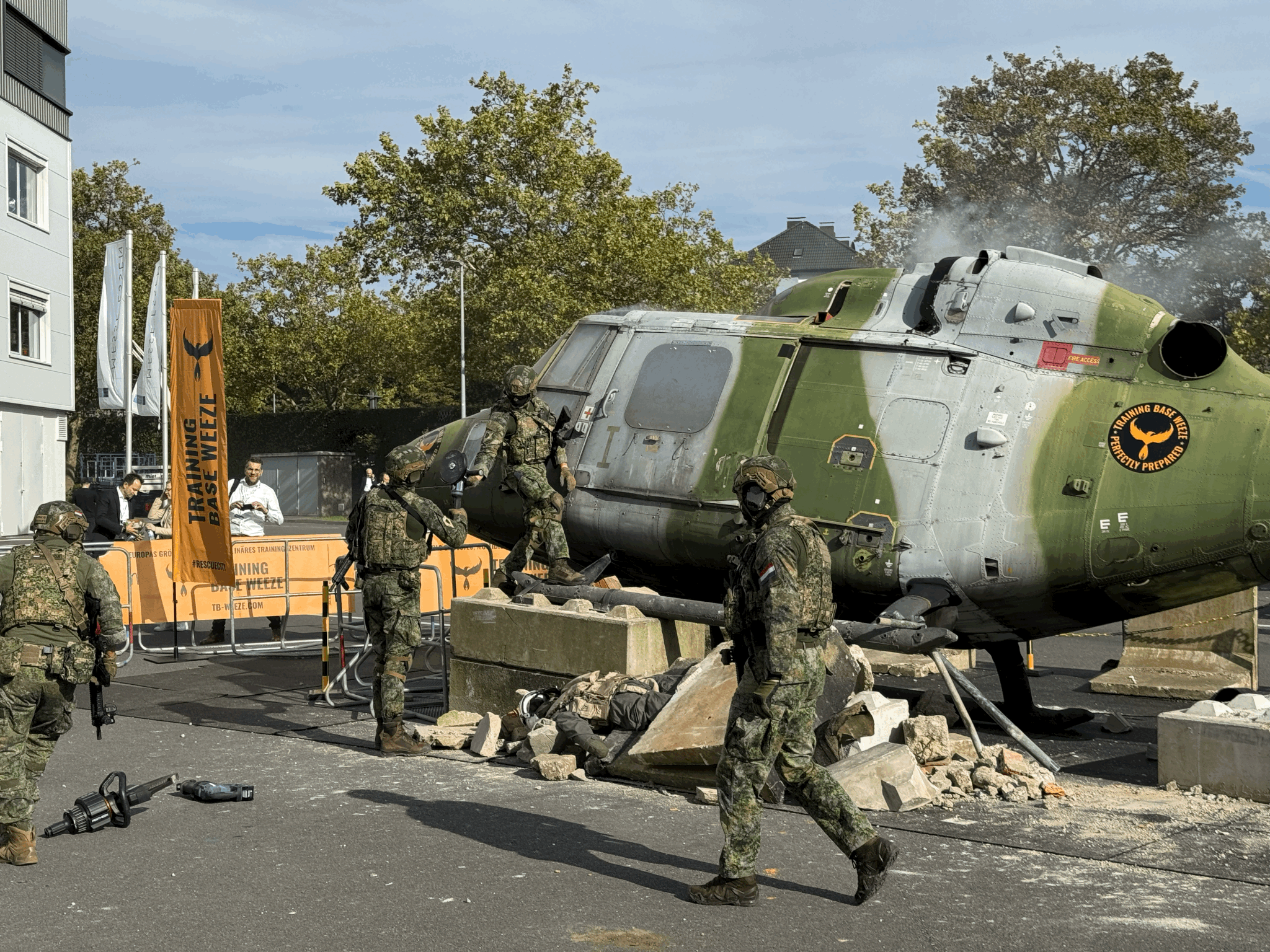 Simulierte Hubschrauberpilotenrettung durch niederländische Spezialkräfte bei der Training Base Weeze