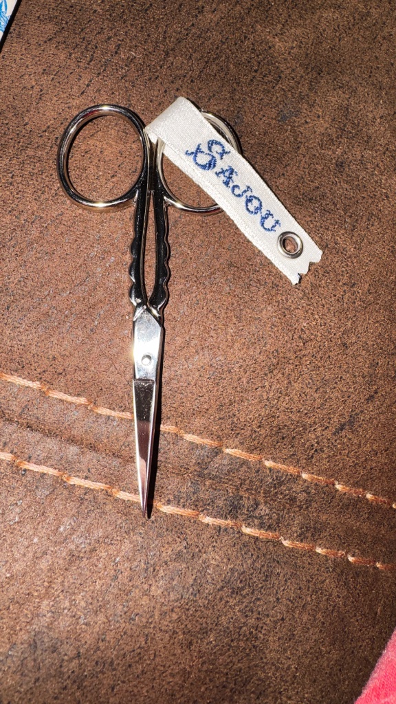 Sajou Scallop Embroidered Scissors
